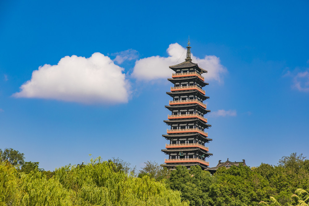 重建后的灵塔雄风不减当年,成为大明寺标志性建筑.
