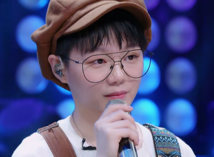 《青你》王欣宇有啥背景?现场被lisa抱,得知身份后:失敬了