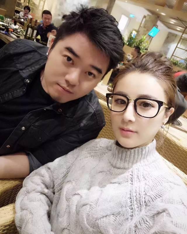 贴脸合影挽臂走红毯,薇娅和李佳琦为何被网友调侃像离婚的夫妻?
