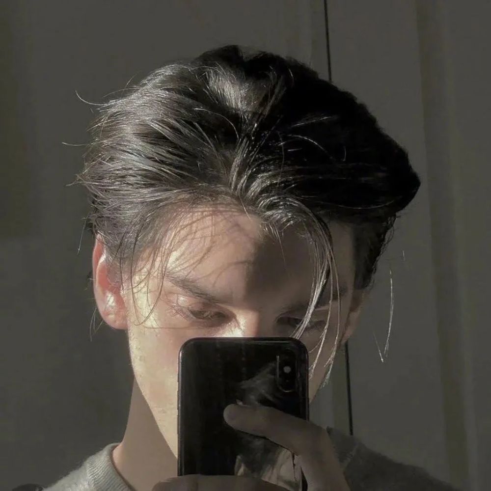 看她喝的不省人事的时候 我马上订好了房间 确定她睡了以后我邪魅一笑