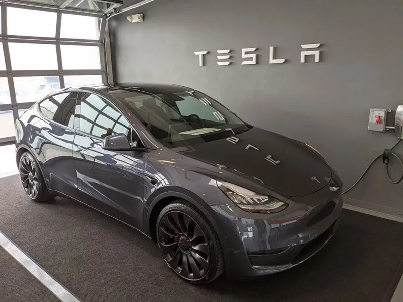 事实上,去年3月15日特斯拉发布model y,马斯克就已经宣布这款车中高配