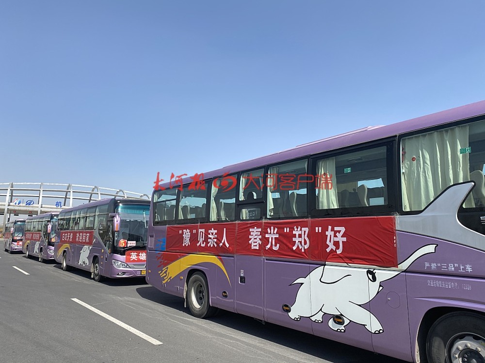 河南援助湖北勇士凯旋!警车开道,大巴车队来迎接