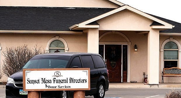 母女经营殡仪馆偷卖死尸被捕,拔死者金牙卖钱去游乐园玩