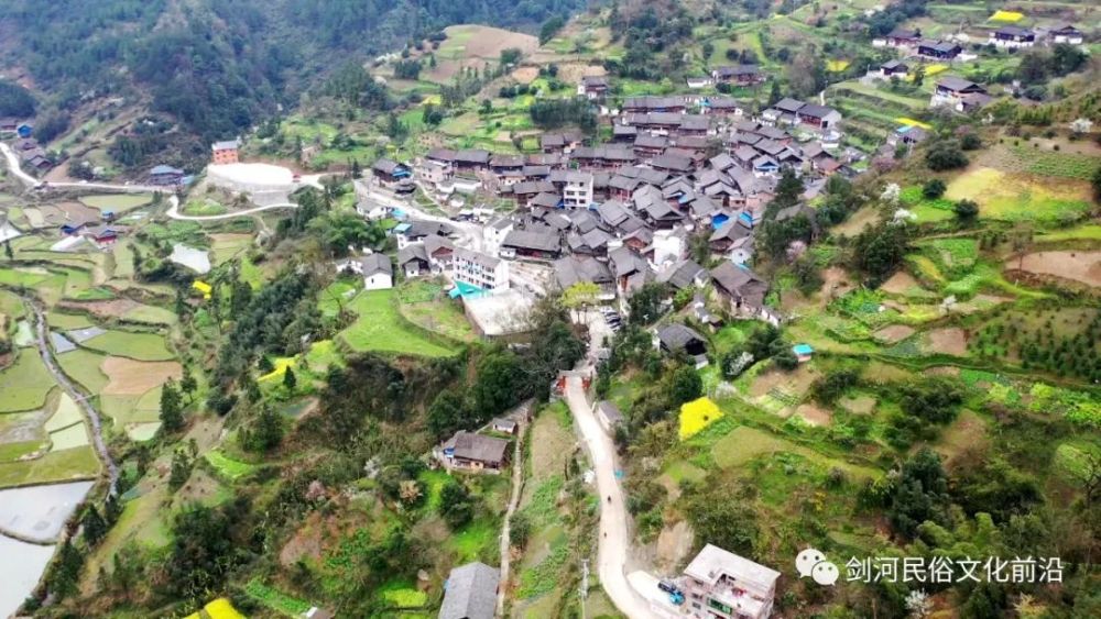 八郎村位于剑河县城西面,是革东镇的一个行政村,东接屯州,西临辣子,南