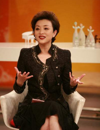 杨澜和20岁女儿携手逛街,吴所惧的颜值太