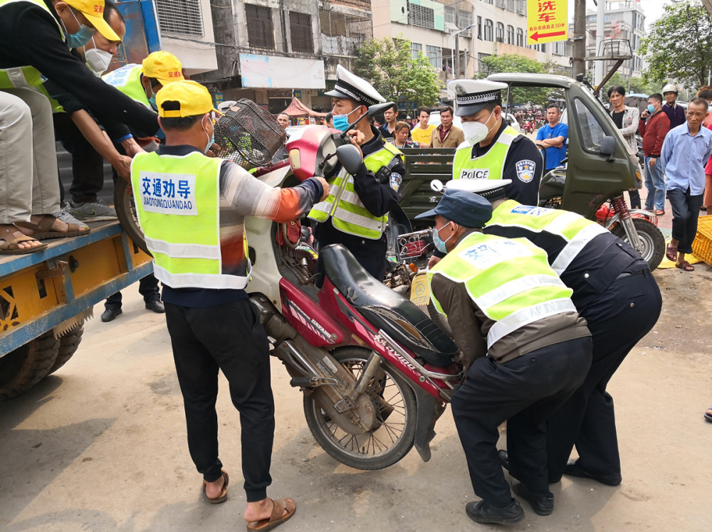 为深入推进我市摩托车交通违法行为专项整治工作,劝导广大群众文明