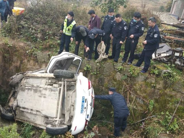 邵阳警民携手快速救援车祸被困群众