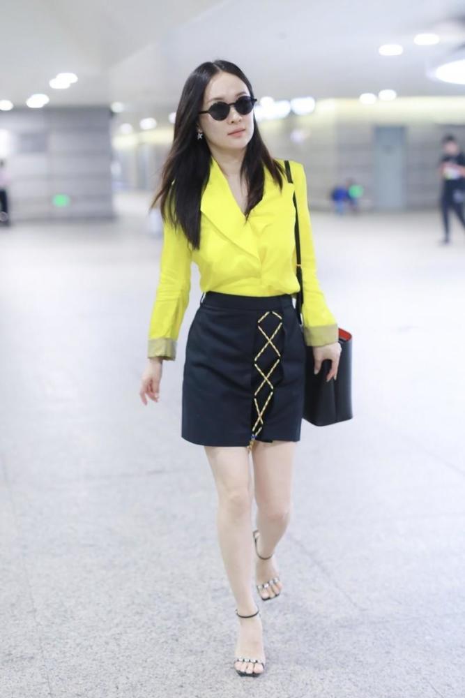 霍思燕太会穿了,亮黄色衬衫配黑色a字短裙走机场,大长腿真吸睛
