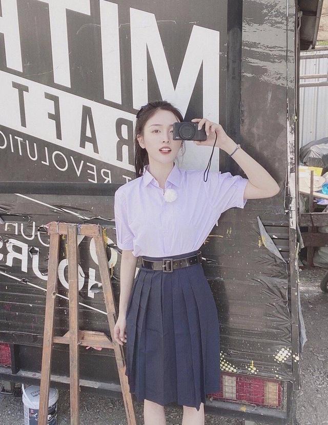 95后女孩吴宣仪,泰国校服浅色系学院风穿搭,宛如快乐的中二少女