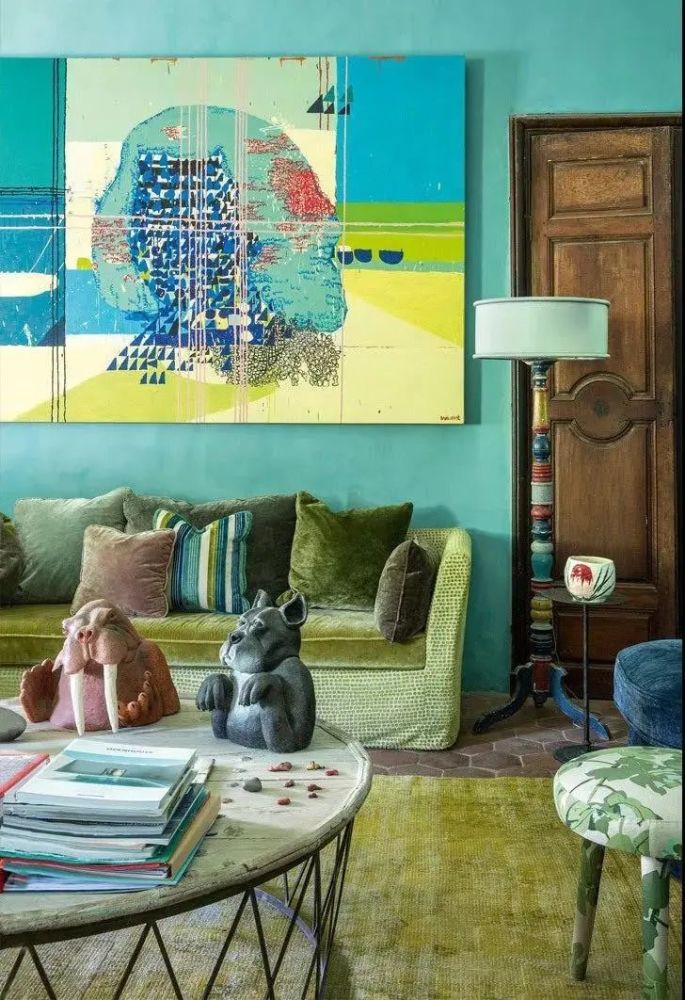 蓝绿纯粹,粉蓝缤纷,被繁丽色彩占据主导的客厅装饰,显露艺术家们孕育