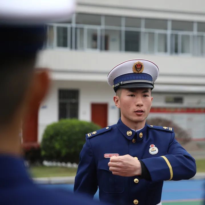 作为森林消防队员,任务当前,袁昌义早已习惯把"得失"放在脑后,把"担子