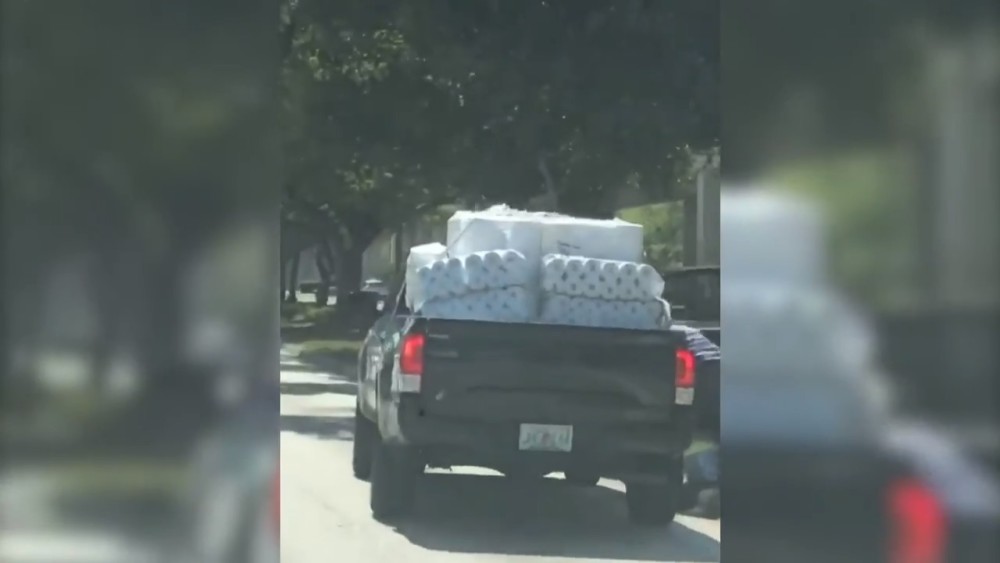 美国卡车司机偷走8吨卫生纸,网友评论 准备用到天荒地老