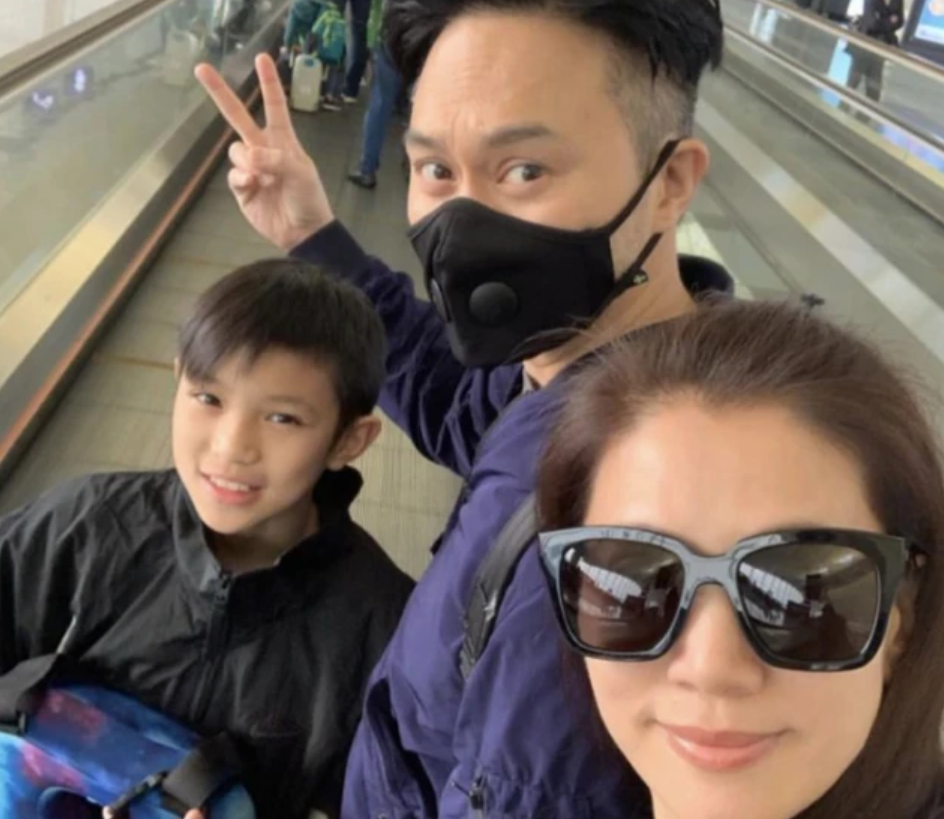张智霖晒13岁儿子近照,慕童低头玩手机显帅气,与爸爸越来越像