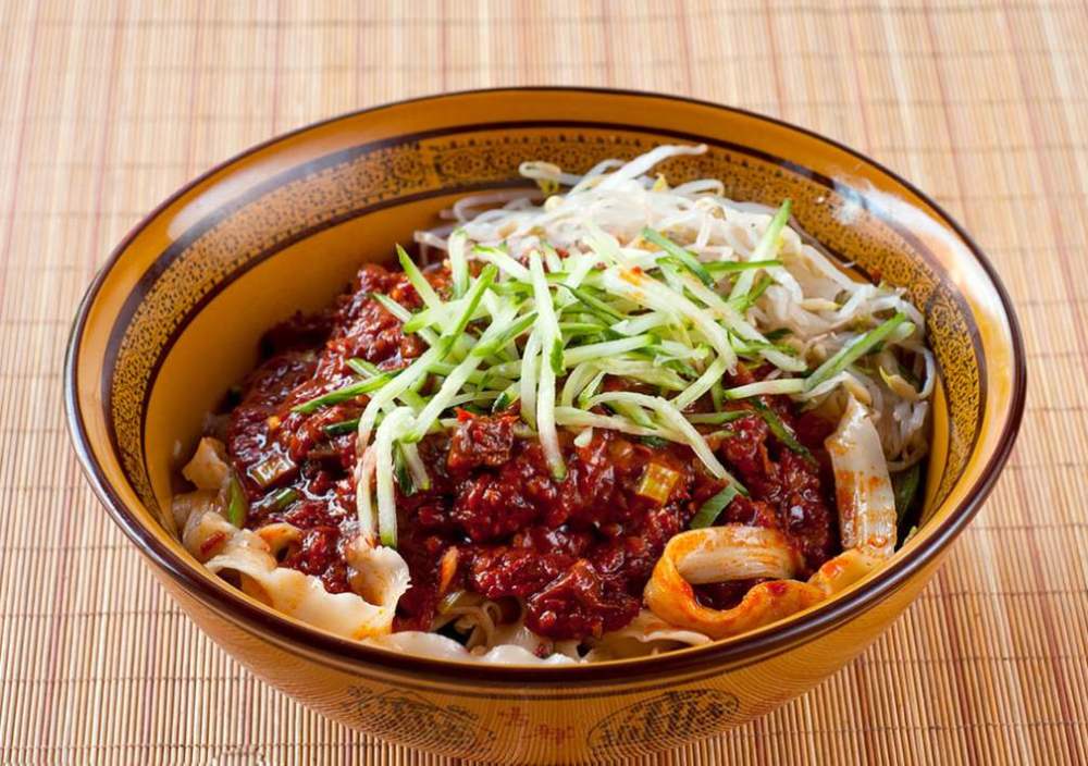 一道传统的中式面食,由菜码,炸酱拌面条而成,流行于北京 ,河北,天津等