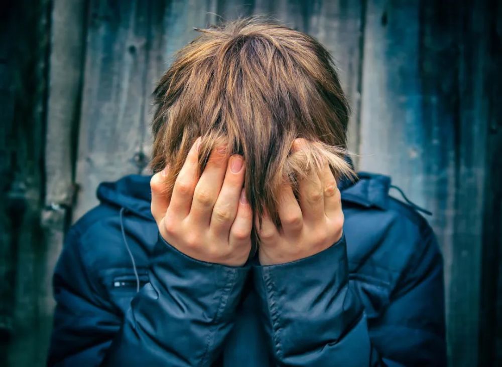 为什么孩子患了抑郁症之后,浑身是刺,一点点事就发火?