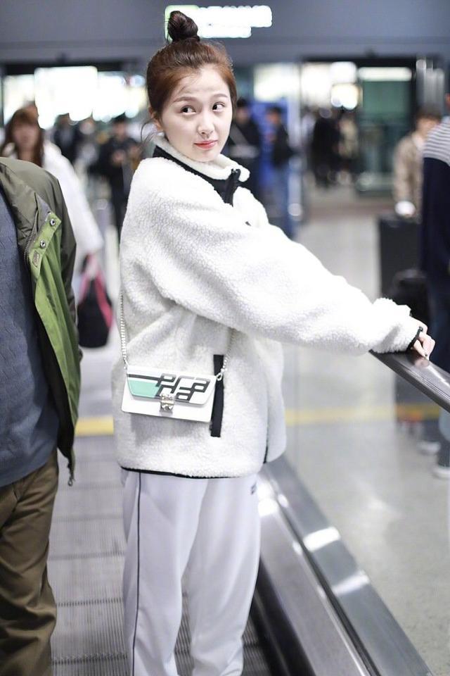 "小作精"虞书欣的私服穿搭,少女感十足超可爱,不愧是活力女孩