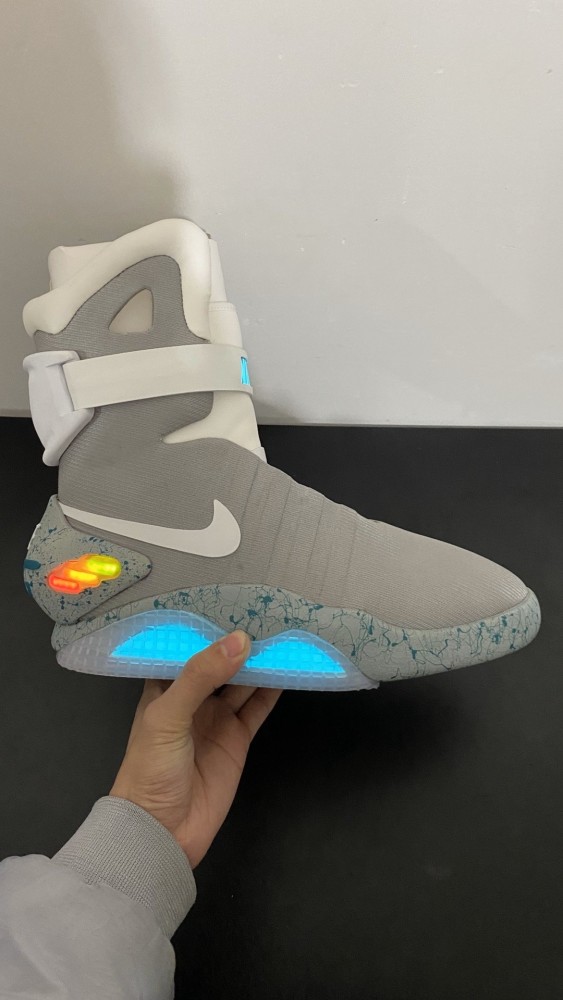 nike air mag 回到未来,自动绑鞋带,usb插口科技球鞋!