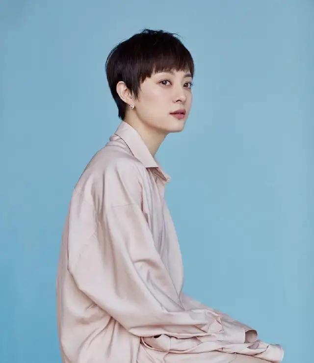 《安家》女主孙俪短发这样搭服装,衬衫裙子,一样可以时尚又气质