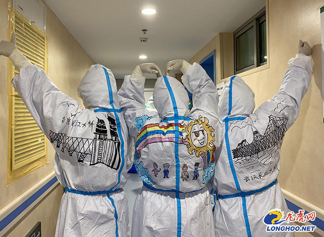 吴静在防护服上手绘的图画
