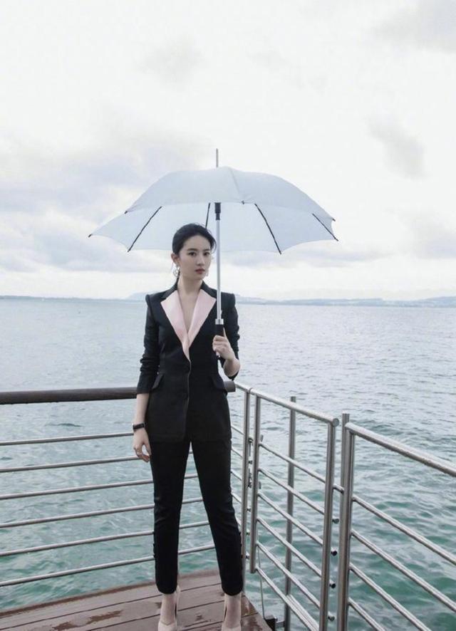 刘亦菲的高级感真让人"上瘾!雨中撑伞御姐范十足,美到犯规
