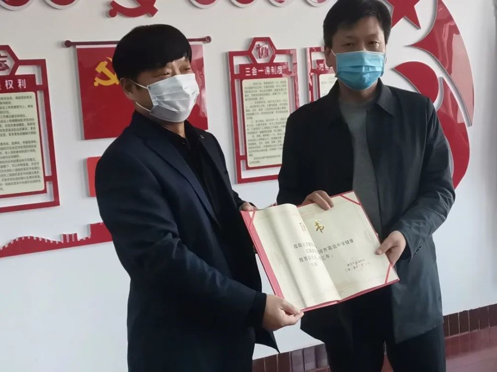 漯河高中党委书记,校长王海东向漯河市中心医院副院长李耀军颁发聘书