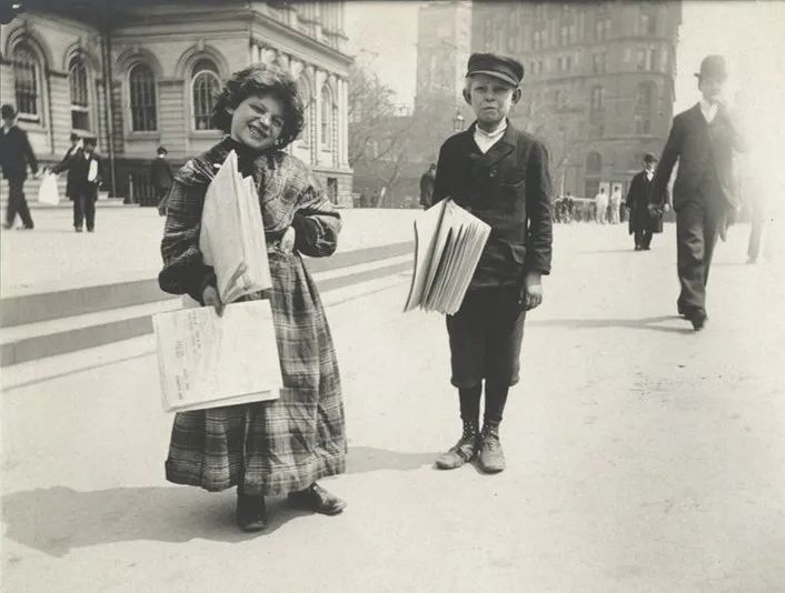 一,1896年纽约街头的报童.