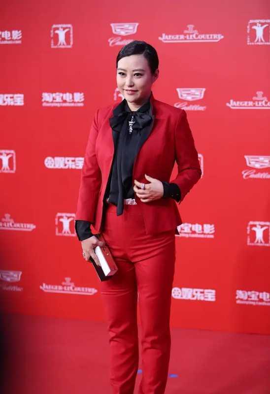 在上文当中郝蕾的红色礼服裙是一个非常好的款式,但是因为她的发型