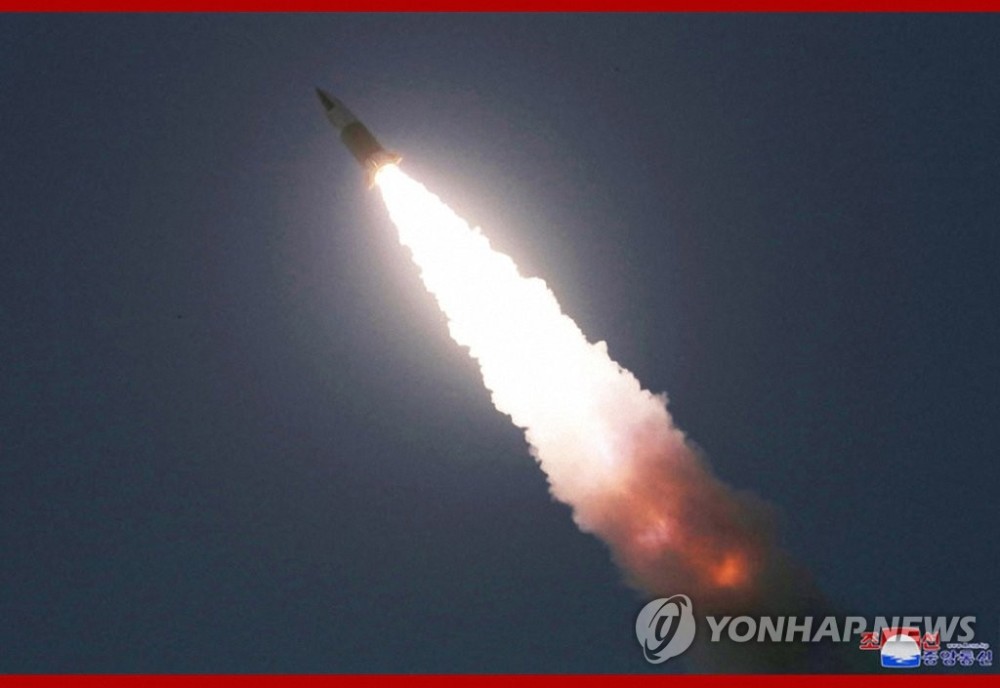 朝军新型战术导弹再次出镜,外形与美军同款神似,射程高出2倍多