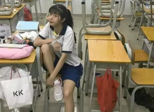 护垫是女生经常使用的一件小东西,实际上,卫生护垫就是按照卫生巾的