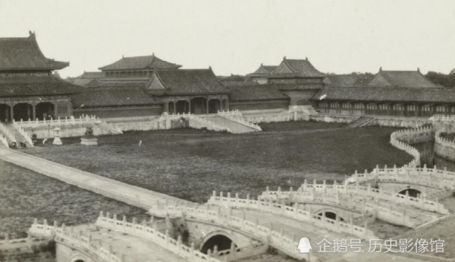 俯瞰下的北京故宫很斑驳,真是想不到. (来自:历史影像馆)