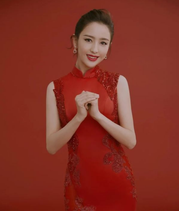 佟丽娅展示中国美,穿一身红色旗袍大秀好身材,网友:真