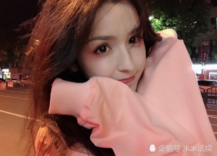 哈妮克孜放开了,短裤只比上衣多5cm也上街,不愧是新疆第一腿精