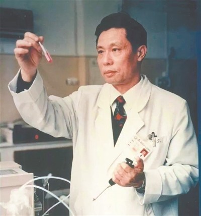 钟南山院士旧影.他数十年如一日,倾尽心力,救死扶伤.(本报资料图片)