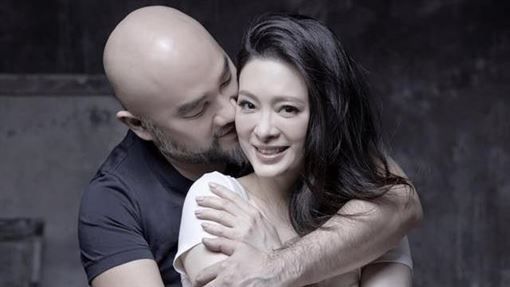 刘真跟辛龙婚后一直相当甜蜜.(图/翻摄自脸书)