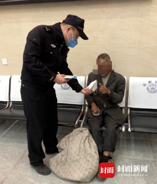 独居老人口罩_老人戴口罩图片(2)