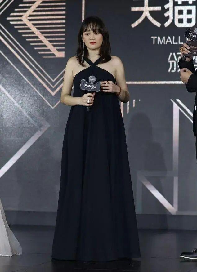 40岁陈乔恩难逃中年体胖,黑色抹胸裙穿出臃肿感,珠光宝气很妖媚 40岁陈乔恩难逃中年体胖,黑色抹胸裙穿出臃肿感,珠光宝气很妖媚
