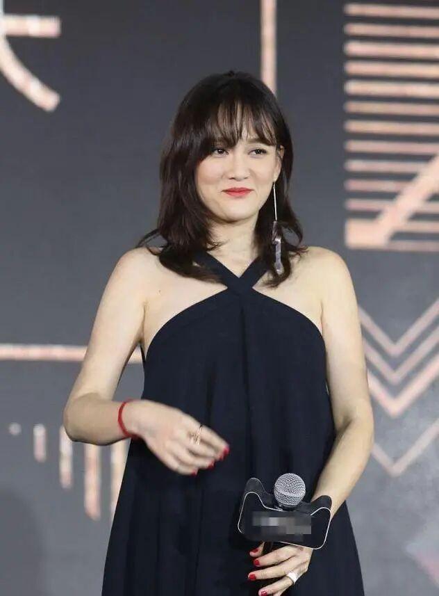 40岁陈乔恩难逃中年体胖,黑色抹胸裙穿出臃肿感,珠光宝气很妖媚 40岁陈乔恩难逃中年体胖,黑色抹胸裙穿出臃肿感,珠光宝气很妖媚