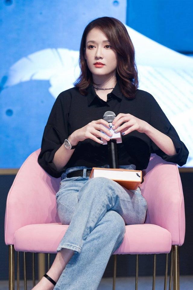 40岁陈乔恩难逃中年体胖,黑色抹胸裙穿出臃肿感,珠光宝气很妖媚 40岁陈乔恩难逃中年体胖,黑色抹胸裙穿出臃肿感,珠光宝气很妖媚