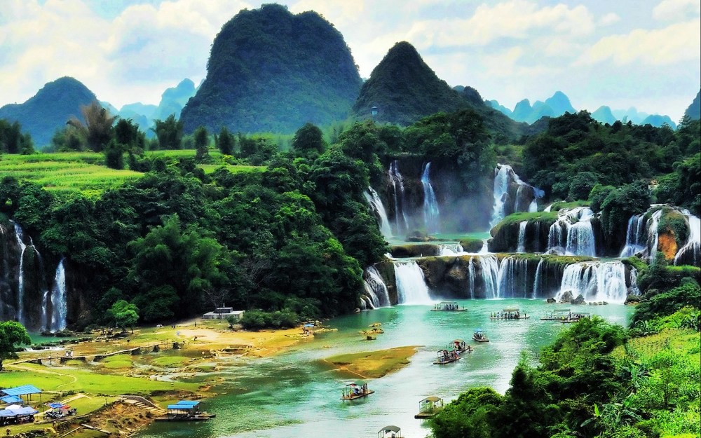 德天瀑布是中国最美的地方之一,属于国家aaaaa级旅游景区,最适合夏季