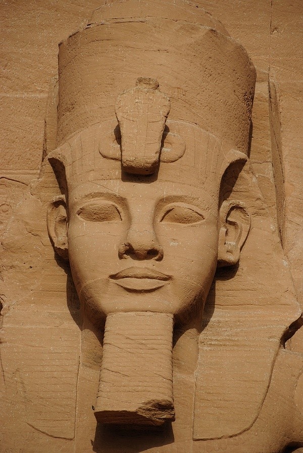 肯定绕不开一个人,就是古埃及第十九王朝的第三代法老—拉美西斯