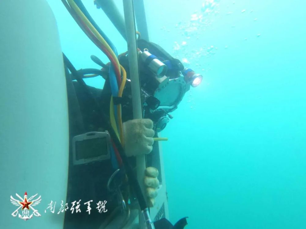 潜水员正在进行水下作业