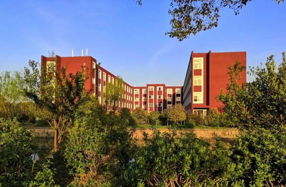 图:四川天一学院 图书馆 想回学校锻炼 不然自己要更胖了 …… 那么