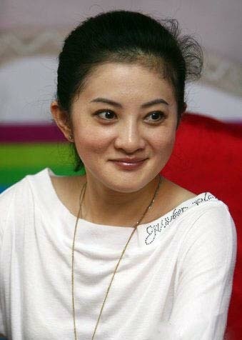 再加上金铭后来剪了短发,这让她看着更加的干练了,和当初水灵的"小