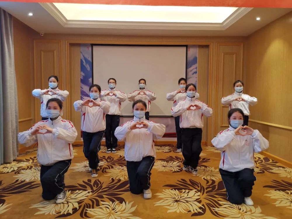 土家族护士表演手语"听我说,谢谢你" 大家还品尝了"油酥汤".
