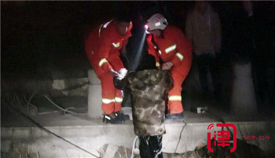 小木桥上锁推车过不去 男子 抄近路 掉进冰河