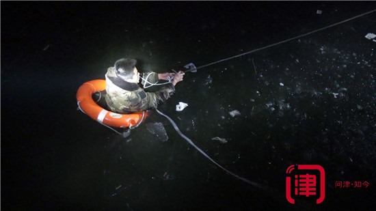 小木桥上锁推车过不去 男子抄近路掉进冰河