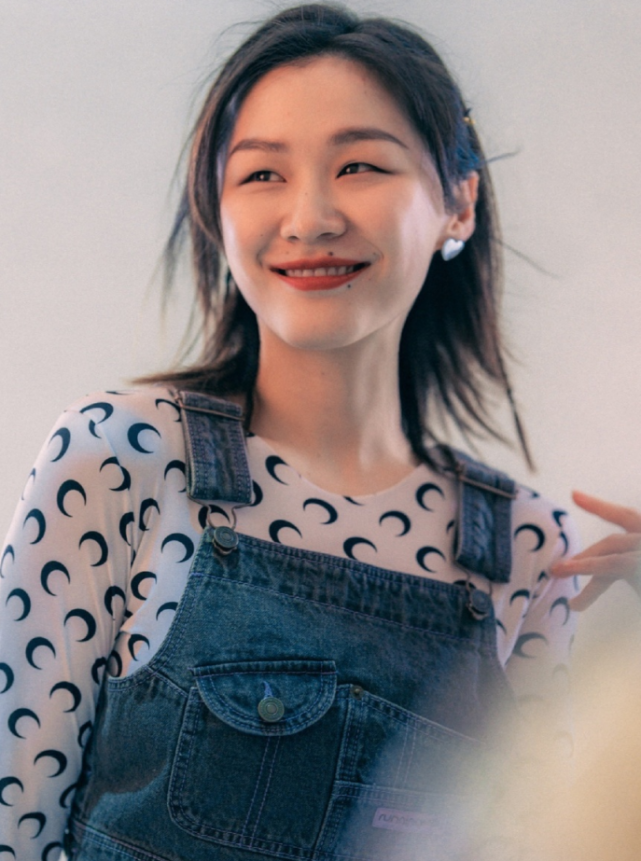 金婧不愧是身材最好的喜剧演员,当她穿上紧身衣,谁看