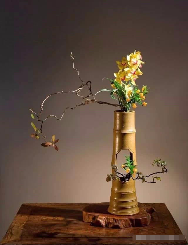 插花器具蕴含大道,意境深远,筒式花起源于竹筒插花