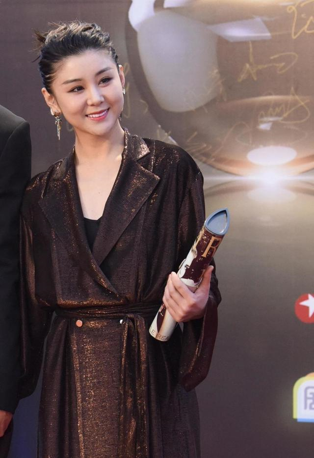 李小萌太会穿了,咖啡色连衣裙下藏恨天高,小个子穿出175气场