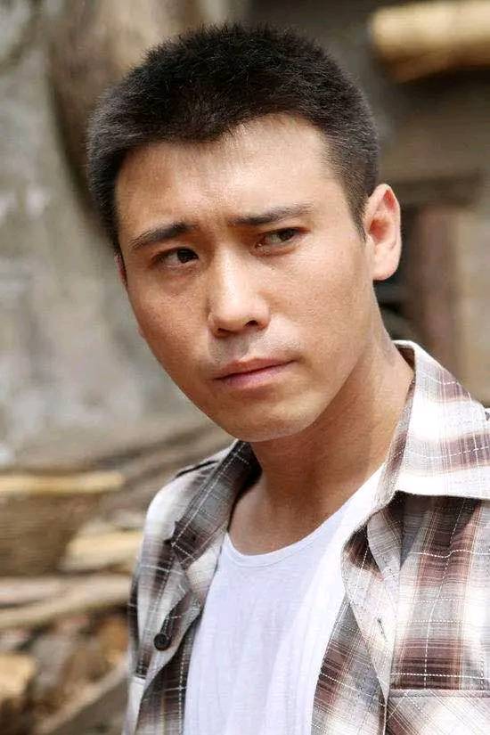 出身星二代的李乃文,据传与颜丙燕传过绯闻,演艺事业却不温不火